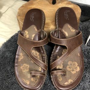 b.o.c brown thong sandals size 9 women